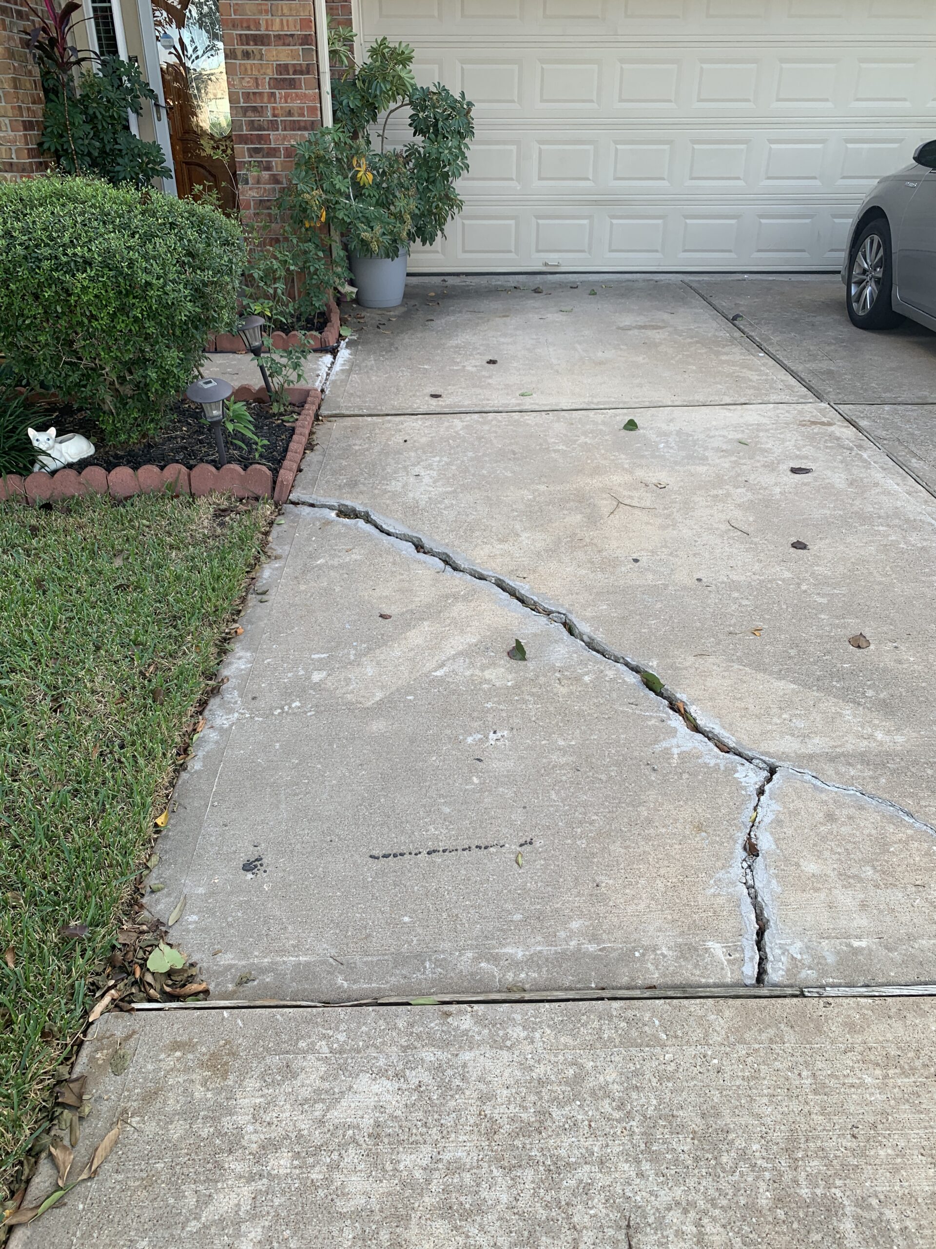 Unrepaired cracks in concrete driveway before Ro-Berg crack repair